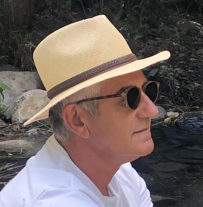 Foto de Antonio Lozano, de perfil con sombrero