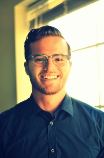 Hombre joven con gafas sonriendo